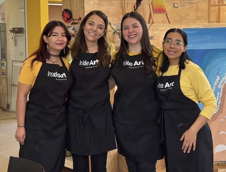 El equipo de Inside Art con los delantales del taller