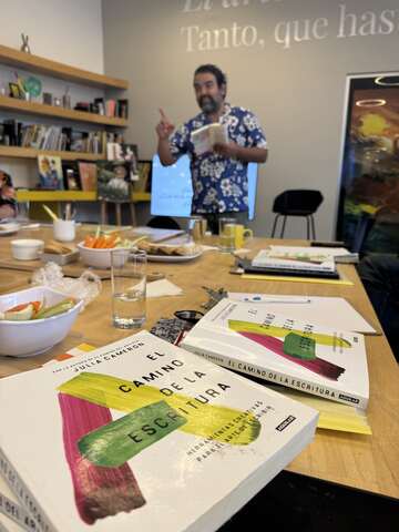 Los cuadernos de trabajo de El Camino de la Escritura sobre la mesa
