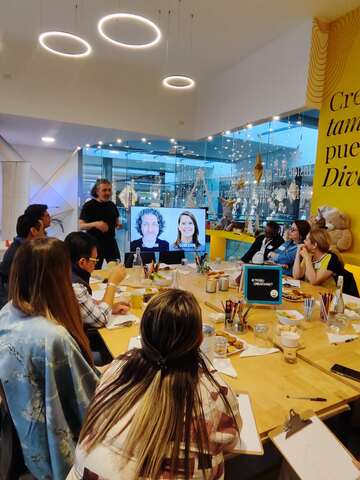 Un encuentro de Tribu Creativa con el artista invitado y el grupo alrededor de la mesa