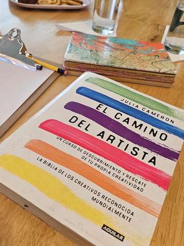El libro El Camino del Artista sobre la mesa del taller