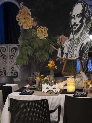 La mesa montada para una cena temática, con la ambientación completa