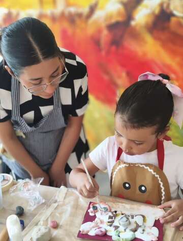 Dos alumnas modelando y pintando sus figuras en Morenita
