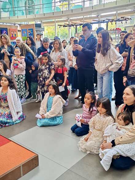 El público sentado y de pie alrededor del escenario durante la exposición