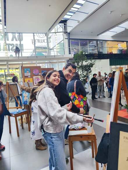 Dos alumnas junto a sus obras el día de la exposición
