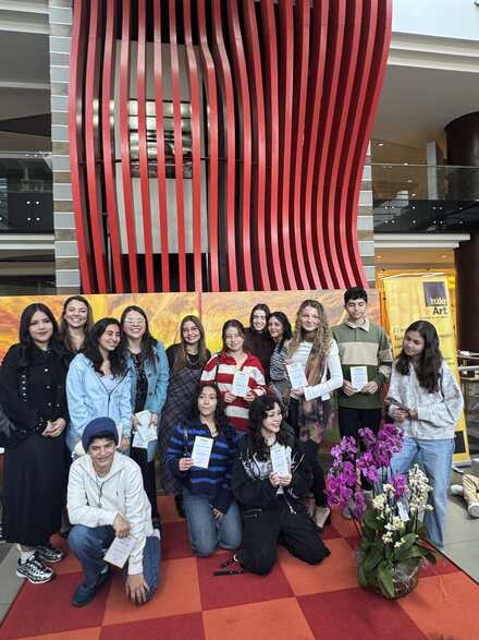 Alumnas y familias frente al stand de ADAG