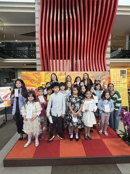 Foto de grupo de los alumnos al cierre de la exposición