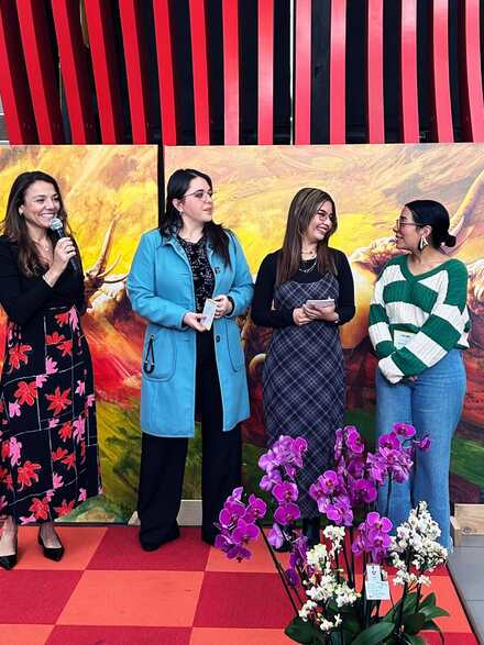 Las maestras presentando la exposición ante el público